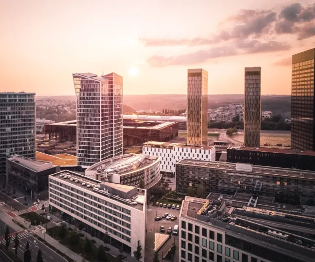 Vue urbaine au coucher du soleil — illustration de StartHub au Luxembourg